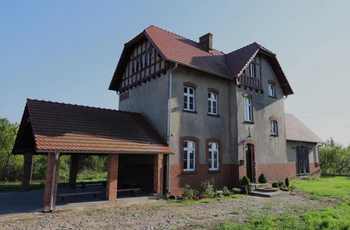 Front budynku dawnego dworca